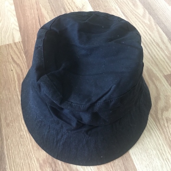 ‼️BUY ONE IN FULL PRICE, GET ONE FREE‼️ Burberry Fabric Reversible Bucket Hat - Picture 1 of 3